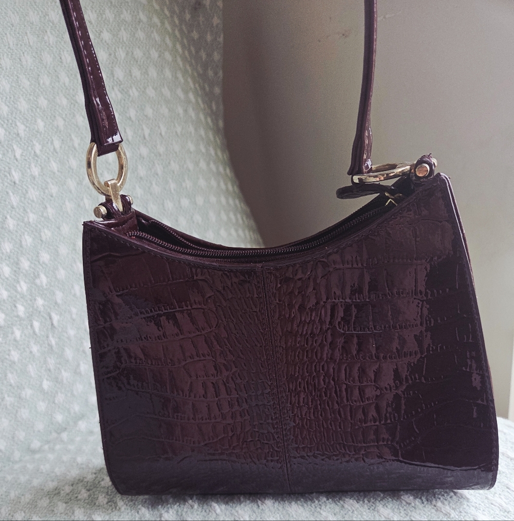 Chic Crocodile-Embossed Shoulder Bag in Deep Brown